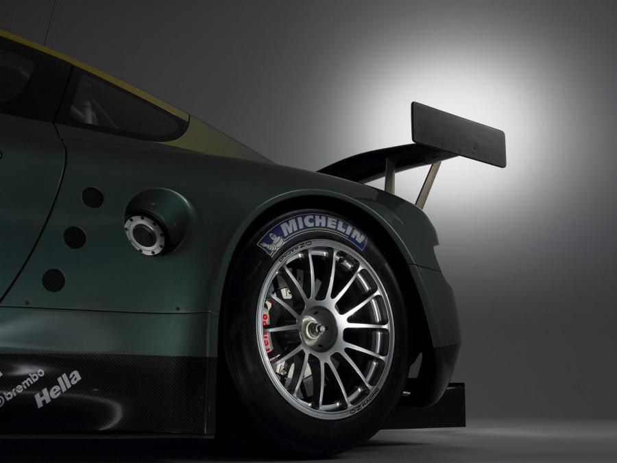 Детали экстерьера Aston Martin DBR9 2005 года  (фото 35 из 60)